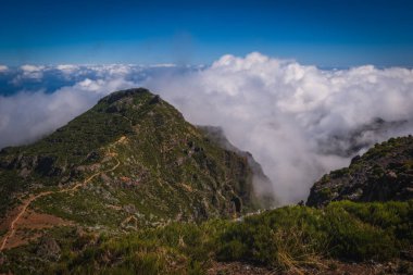 Portekiz 'in Madeira adasında Pico Ruivo tepesinden sığınağa ve Achada do Teixeira bölgesine bakın. Ekim 2021
