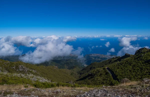 Pico Ruivoのピークから避難所へのパノラマビューとアカダはポルトガルのマデイラ島のTexieiraエリアを行います 2021年10月 — ストック写真