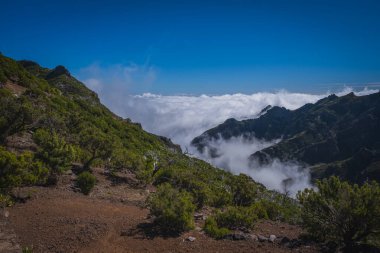 Portekiz 'in Madeira adasında Pico Ruivo tepesinden sığınağa ve Achada do Teixeira bölgesine bakın. Ekim 2021