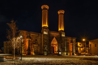 Çifte Minare Madrasah. Türkçe: Cifte Minareli Medrese, Erzurum 'un son dönemine ait bir mimari anıttır. Ocak 2021. Gece görünümü.
