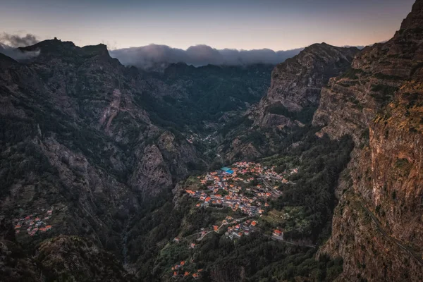 Curral Das Freiras ポルトガルのマデイラ島で山の範囲と小さな村の美しい景色 2021年10月 — ストック写真