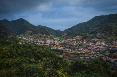Maço şehir manzarası yüksek yerden, Madeira, Portekiz. Ekim 2021