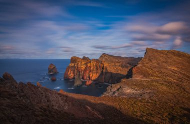 Saint Lawrence Noktası 'nda gün batımı. Portekiz 'in Madeira adasının doğu kıyısında. Ekim 2021
