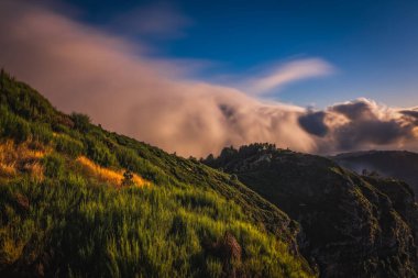 Curral das Freiras, gün batımında rahibeler vadisi. Madeira, Portekiz. Ekim 2021, uzun pozlama resmi.