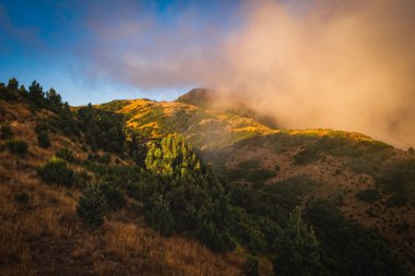 Curral das Freiras, gün batımında rahibeler vadisi. Madeira, Portekiz. Ekim 2021, uzun pozlama resmi.