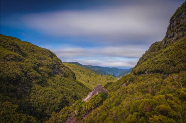 Laurel Ormanı 'nda 25 Fonte ile yürüyüş yapmak - Portekiz' in Madeira Adası 'ndaki ünlü 25 Fountains' e giden yol. Ekim 2021. Uzun pozlama resmi.