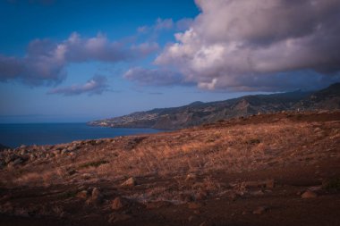 Saint Lawrence Noktası 'nda gün doğumu. Portekiz 'in Madeira adasının doğu kıyısında. Ekim 2021. Uzun pozlama resmi