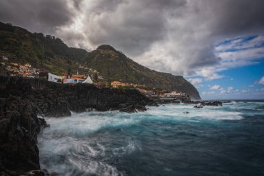 Porto Moniz, Madeira, Portekiz 'de Atlantik Okyanusu ve lav doğal yüzme havuzlarıyla güzel doğa manzaraları. Uzun pozlama fotoğrafı, Ekim 2021