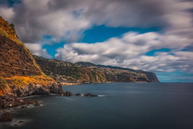 Portekiz 'in Madeira adasındaki Ponta do Sol köyünden panoramik manzara. Ekim 2021. Uzun pozlama resmi.