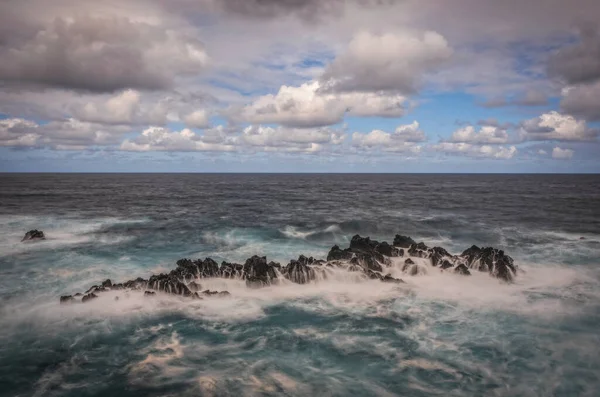 Porto Moniz Volkanik Kıyılarda Uzun Süre Kaya Dalgalara Maruz Kalmak — Stok fotoğraf