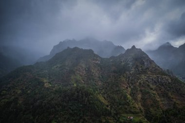 Gündoğumunda Vale da Serra de Agua manzarası, Ribeira Brava, Madeira Adası, Portekiz. Panoramik manzara, Ekim 2021
