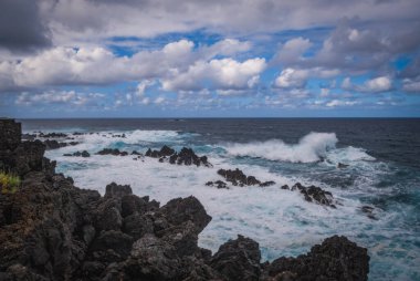 Porto Moniz - fırtınada kayalar ve dalgalar - Portekiz 'in Madeira Adası' nın güzel manzarası. Ekim 2021