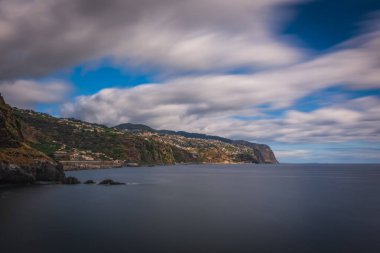 Portekiz 'in Madeira adasındaki Ponta do Sol köyünden panoramik manzara. Ekim 2021. Uzun pozlama resmi.