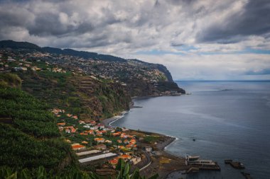 Portekiz 'in Madeira adasındaki Ponta do Sol köyünden panoramik manzara. Ekim 2021. Uzun pozlama resmi.