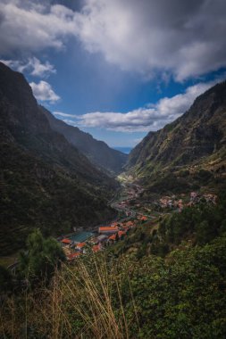 Gündoğumunda Vale da Serra de Agua manzarası, Ribeira Brava, Madeira Adası, Portekiz. Panoramik manzara, Ekim 2021