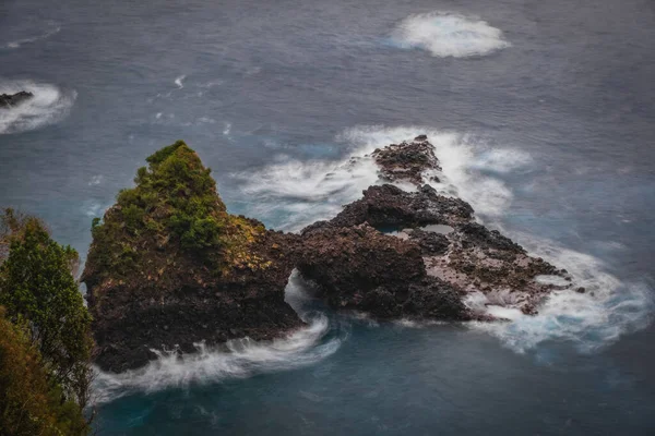 岩と白い水 マデイラ 2021年10月ポルトガル — ストック写真