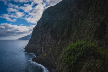 Madeira, Portekiz ve Seixal 'in kuzey sahillerinde Ponta do Poiso şelalesi. Ekim 2021