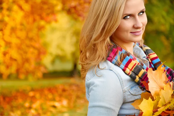 Mooie herfst vrouw in gouden park — Stockfoto