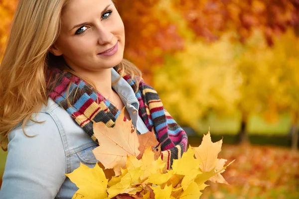 Mooie herfst vrouw in gouden park — Stockfoto