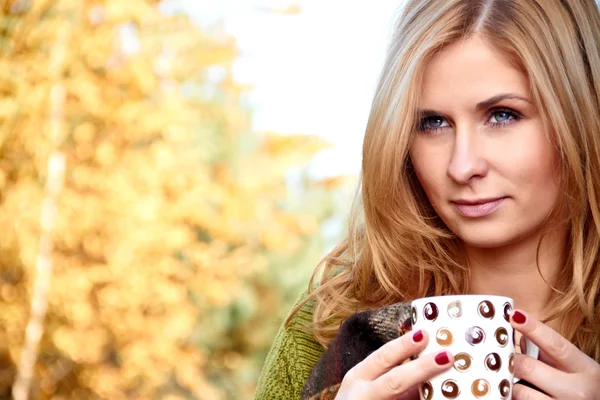 Mulher bonita com uma xícara de café — Fotografia de Stock