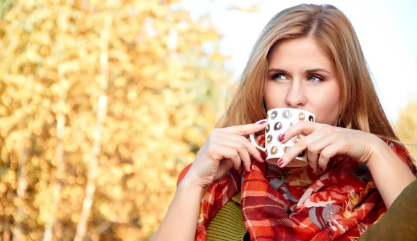 Mulher bonita com uma xícara de café — Fotografia de Stock