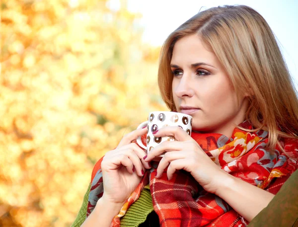 Vacker kvinna med en kopp kaffe — Stockfoto