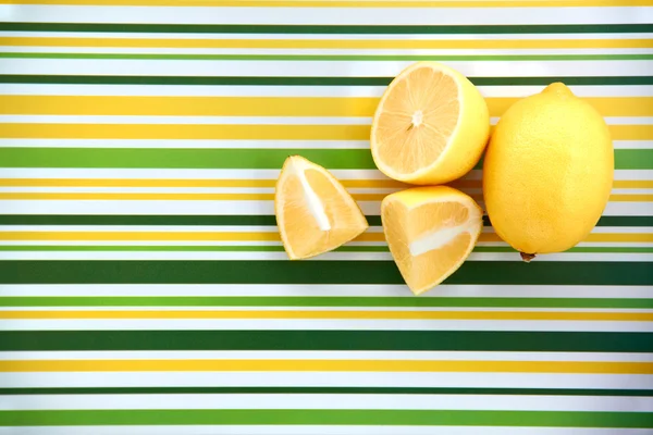 Zitrone auf bunt gestreiftem Hintergrund — Stockfoto