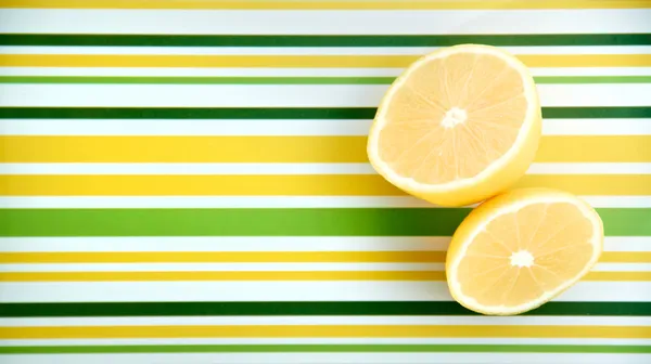 Zitrone auf bunt gestreiftem Hintergrund — Stockfoto