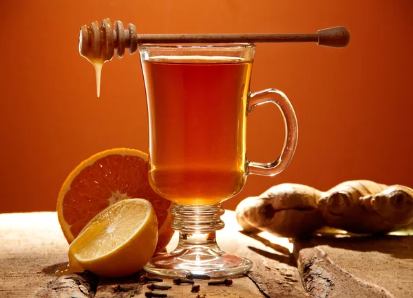 Chá de inverno com mel em uma mesa de madeira Imagem De Stock