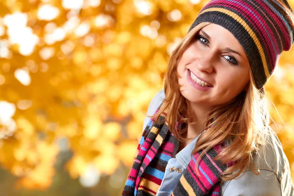 Mooie vrouw permanent in een park in het najaar van — Stockfoto