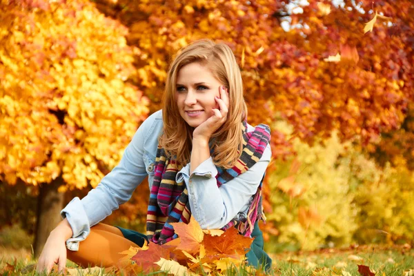 Осенью в парке стоит красивая женщина — стоковое фото
