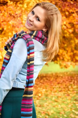 sonbaharda bir parkta duran güzel kadın