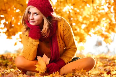 sonbaharda bir parkta duran güzel kadın