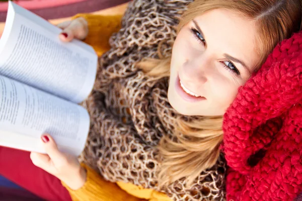 Young woman resting in a hammock and reading a book — Stock Photo, Image