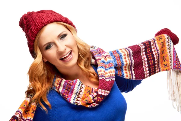 Šťastná mladá žena v zimním oblečení — Stock fotografie