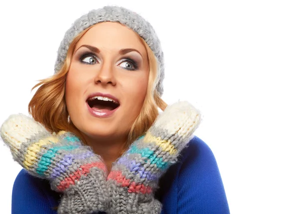 Glad ung vacker kvinna. förvånad över vintern flicka över vita — Stockfoto