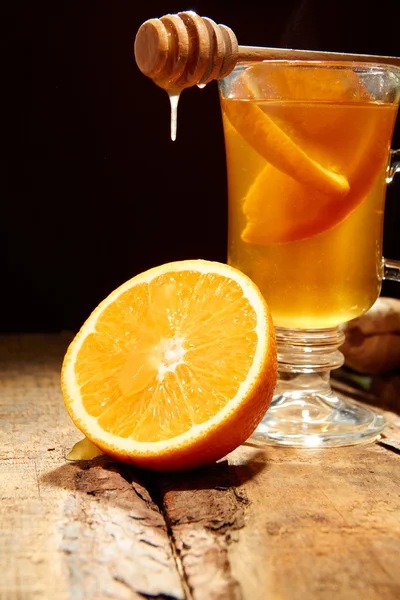 Chá de inverno com laranja e mel em uma mesa de madeira — Fotografia de Stock