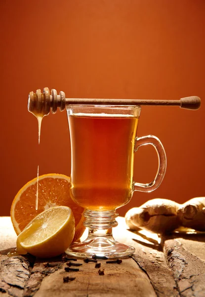 Zimą herbata z miodem na drewnianym stołem — Zdjęcie stockowe