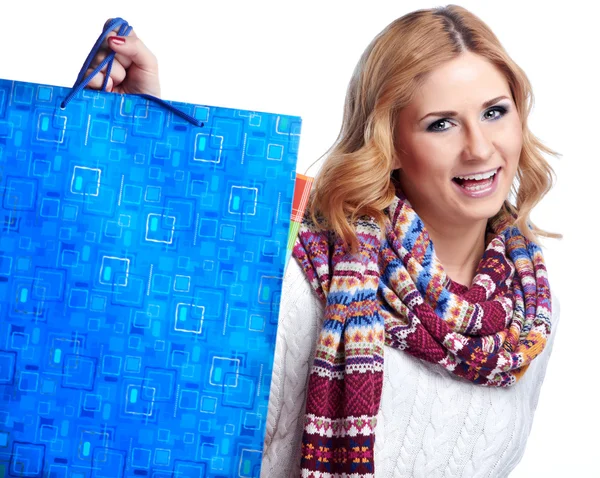 Compras de invierno y Navidad. Mujer sosteniendo bolsas de compras —  Fotos de Stock