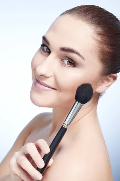 Beauty Girl with Makeup Brushes. Natural Make-up for Brunette Wo — Stock Photo, Image