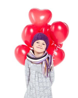 sevimli küçük kız elinde bir demet kırmızı kalpli balon