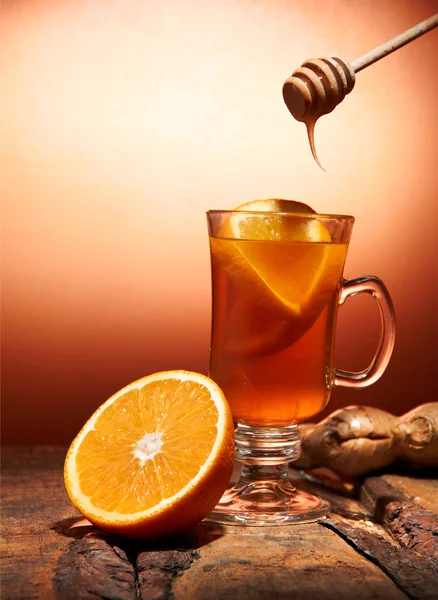 Winter thee met honing op een houten tafel — Stockfoto