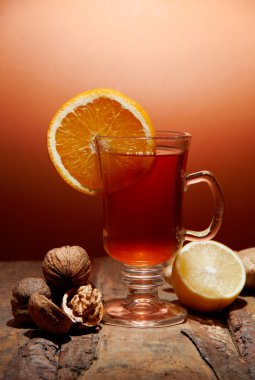 ahşap bir masa üzerine bal ile kış çayı