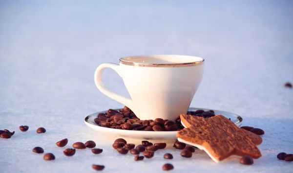 Taza de café caliente al aire libre en la escena nevada — Foto de Stock