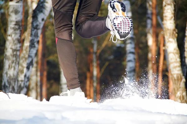 Sporcu erkekler soğuk sn dışında kış eğitimi sırasında çalışan — Stok fotoğraf
