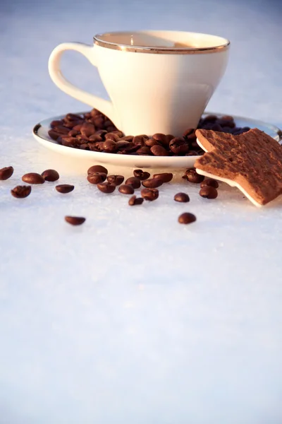 Secangkir kopi hangat di luar ruangan dalam adegan bersalju — Stok Foto