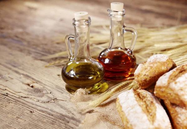 Brot und Öl auf dem Holz — Stockfoto
