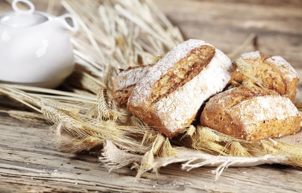 Brot und Weizen auf dem Holz — Stockfoto