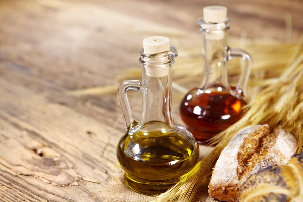 Brot und Öl auf dem Holz — Stockfoto