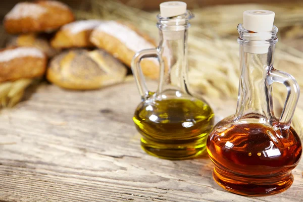 Brood en olie op de houten — Stockfoto